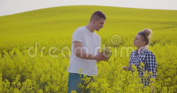 农民在农场使用平板电脑时讨论视频的预览图
