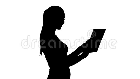 幸福的女人用平板电脑打视频电话视频的预览图