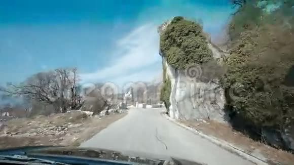 汽车在农村的灰色沥青路上行驶视频的预览图