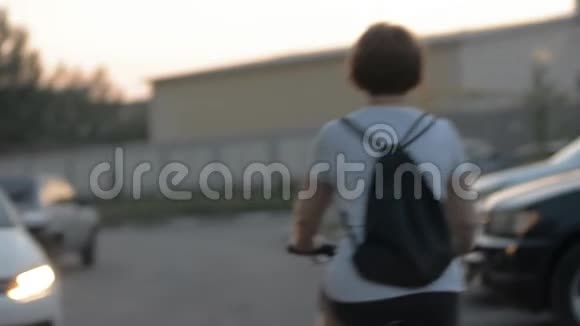 穿条纹衬衫的女人骑自行车视频的预览图