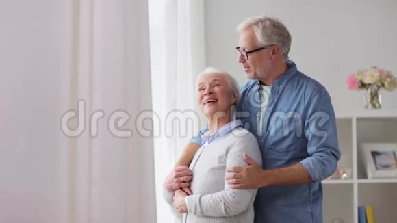 快乐的老夫妇在家透过窗户看着视频的预览图