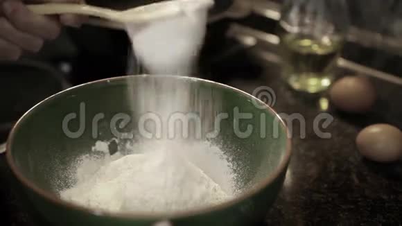 一些面粉在煎饼烹饪过程中被筛过的画面视频的预览图