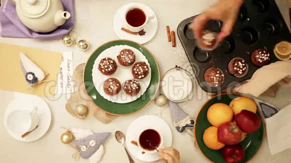 家庭圈内有自制松饼和水果的丰盛的宴会视频的预览图