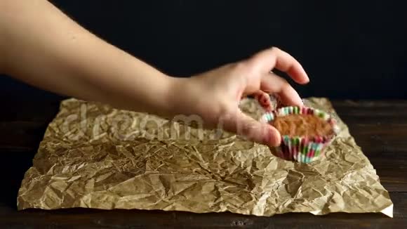 厨师把纸杯蛋糕放在烤纸上把香草蛋糕视频的预览图