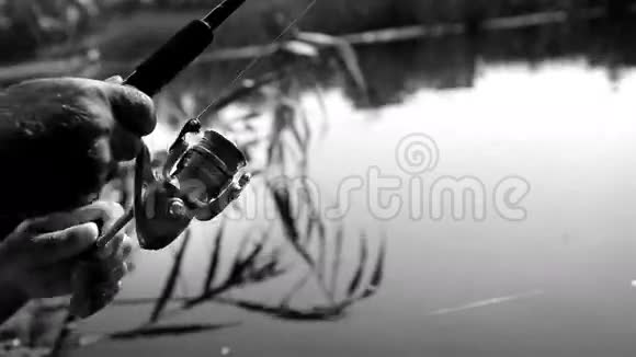 渔民在捕鱼过程中旋转的勺子鱼饵上线圈的黑白视频视频的预览图