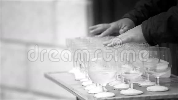 一个街头小贩在玩酒杯的黑白镜头视频的预览图