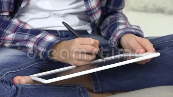 孩子学习学生孩子使用平板电脑写学校作业女孩玩耍视频的预览图