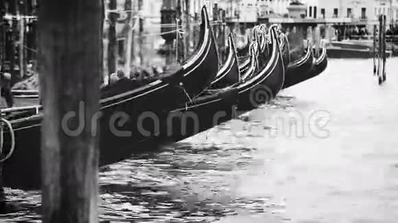 威尼斯贡多拉斯在海浪中摇摆的黑白镜头视频的预览图