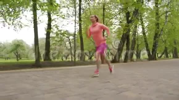 跑步者女人在户外跑步训练减肥的概念视频的预览图