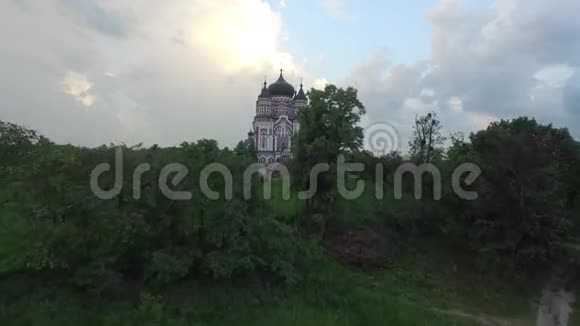 基辅圣潘特莱蒙大教堂的鸟瞰图视频的预览图