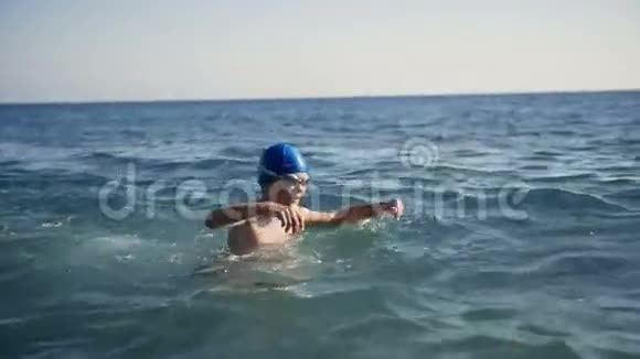 少年儿童在海水中游泳视频的预览图