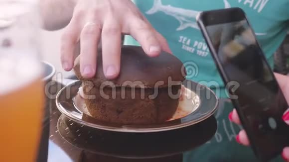 用黑色博罗迪诺面包拍摄俄罗斯传统罗宋汤的食物照片3840x2160视频的预览图