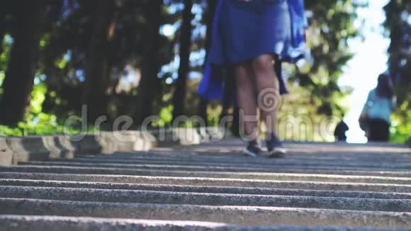一个女人在一个公园里慢动作地走下石阶模糊的背景和美丽的波克1920x1080视频的预览图