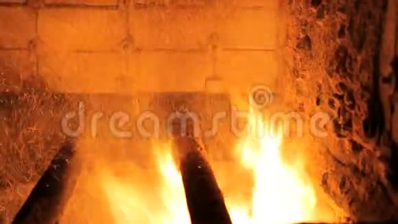 替代燃料在一个工业锅炉里托盘被烧了视频的预览图