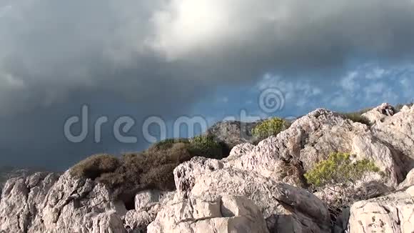 雷云风和岩石视频的预览图