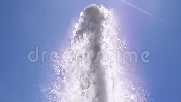 水泉对蓝天和阳光捕捉在180英尺慢动作1920x1080视频的预览图