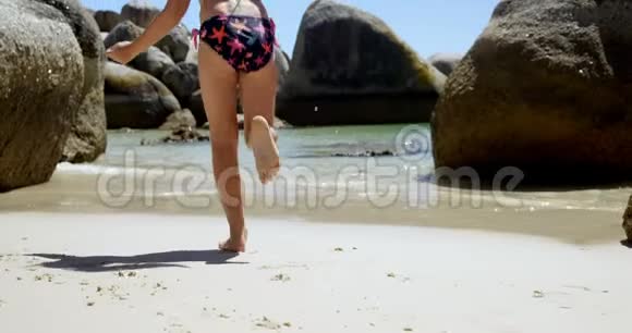 在沙滩上玩水的女孩视频的预览图