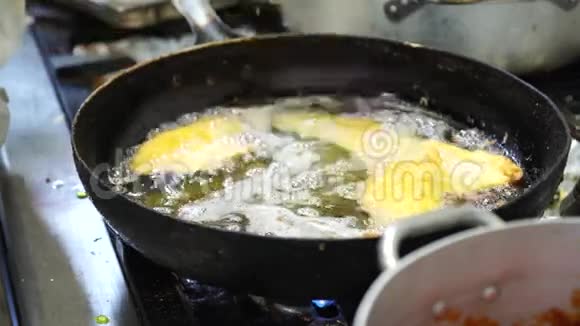 一个女厨师用4K的油排出鸡肉视频的预览图