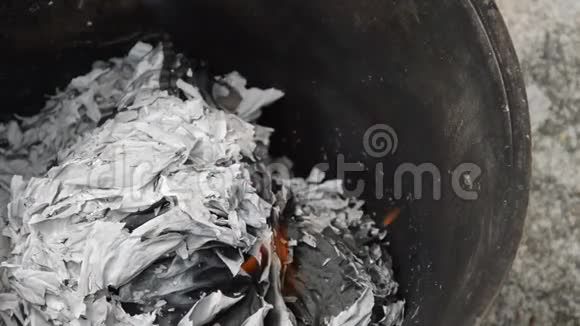 铁盆烧金银纸灰供祭祖视频的预览图