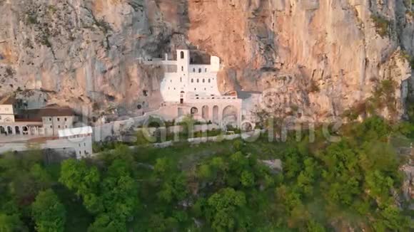 Ostrog修道院是塞尔维亚东正教修道院位于黑山OstroskaGreda的一个几乎垂直的岩石上视频的预览图