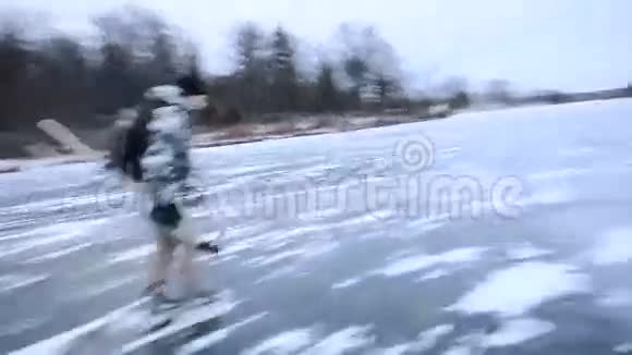 在冰冻湖上滑冰快乐的人带着背包健康的生活方式蒙太奇视频的预览图
