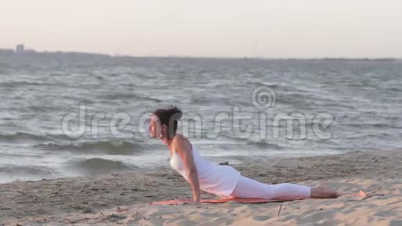 在海边做瑜伽的女人昆达尼瑜伽视频的预览图