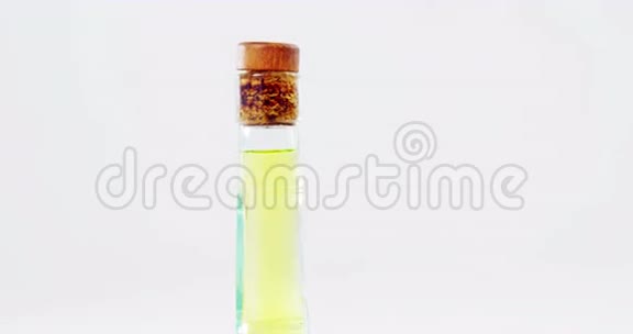 草药绿色橄榄和一瓶橄榄油视频的预览图