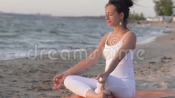 在海边做瑜伽的女人昆达尼瑜伽视频的预览图