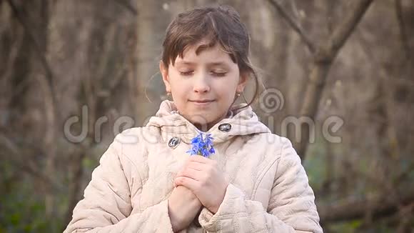 女孩在森林里收集蓝色的雪花视频的预览图
