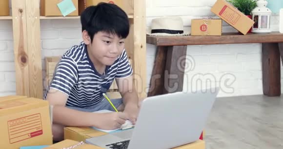 亚洲男孩正在工作并包装泰国邮政信箱视频的预览图