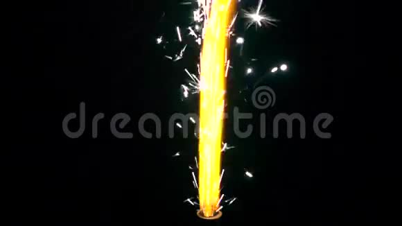 中心定位黄色火花火焰在黑暗的背景超级慢动作视频视频的预览图