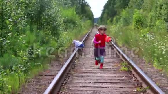 三个孩子在铁路上玩耍视频的预览图