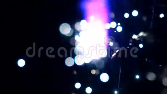蓝色和洋红色燃烧的火花在黑暗的背景下超级慢动作视频视频的预览图