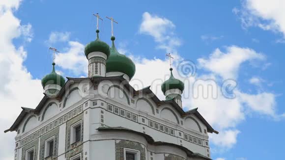 有绿色圆顶的妇女东正教教堂视频的预览图