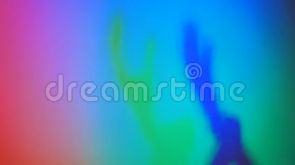 女人手的彩色阴影视频的预览图
