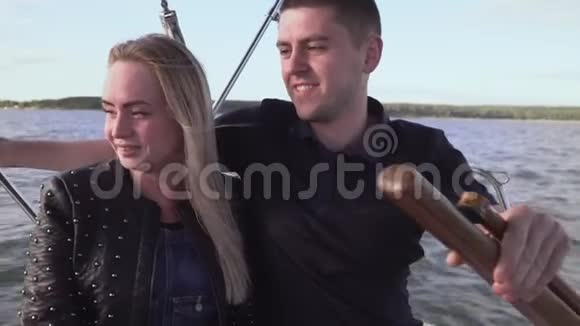 在海上的白色游艇上和他在一起的女孩人们在海上玩得很开心有几个人喜欢视频的预览图