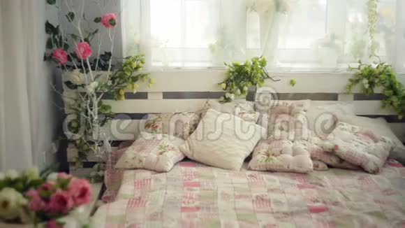 卧室里的床有乡村风格的花视频的预览图