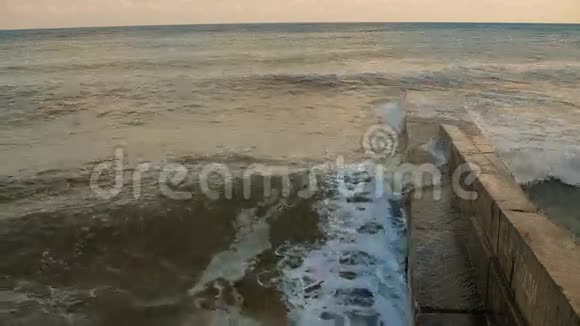 海浪在皮尔斯滚滚视频的预览图