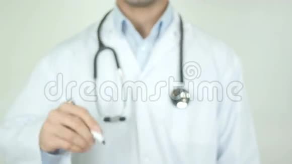 白细胞减少医生在透明屏幕上写作视频的预览图