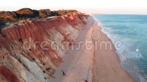 葡萄牙日落时法雷西亚海滩的鸟瞰图视频的预览图