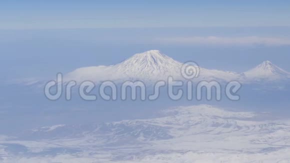 从飞机上看到阿拉拉特山白雪皑皑的山顶从飞机上拿走的圣经阿拉拉特山视频的预览图