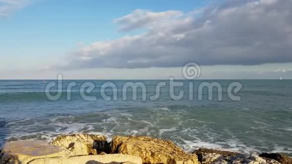 海浪冲击着地中海港口的海堤岩石视频的预览图