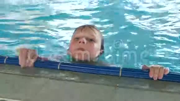 快乐的微笑男孩在游泳池视频的预览图