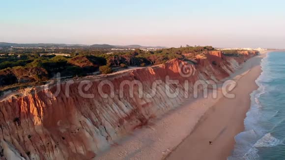 葡萄牙日落时法雷西亚海滩的鸟瞰图视频的预览图