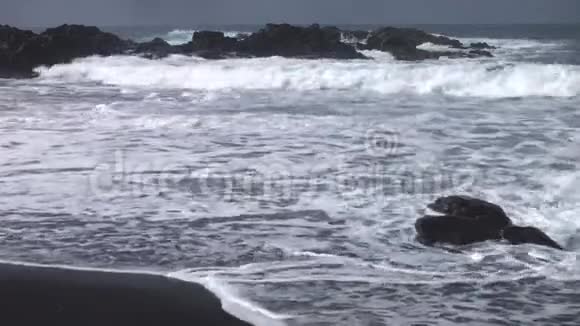 波浪斜向海滩移动视频的预览图
