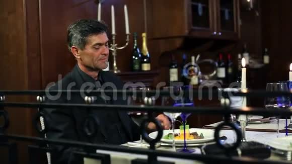 一个男人在高档餐厅吃晚饭视频的预览图