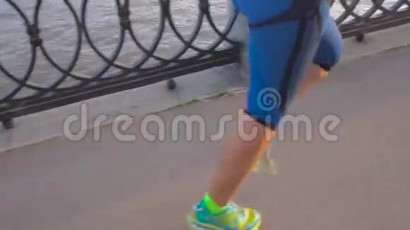 健身女腿在城市里跑步视频的预览图