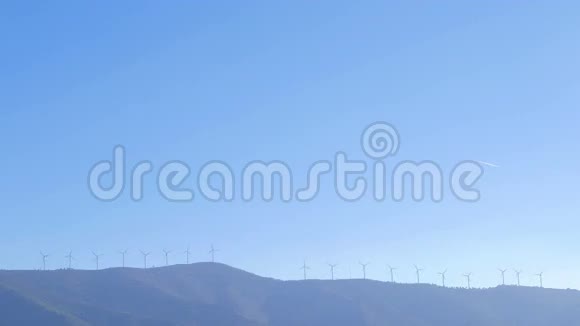 地平线上的风力涡轮机视频的预览图