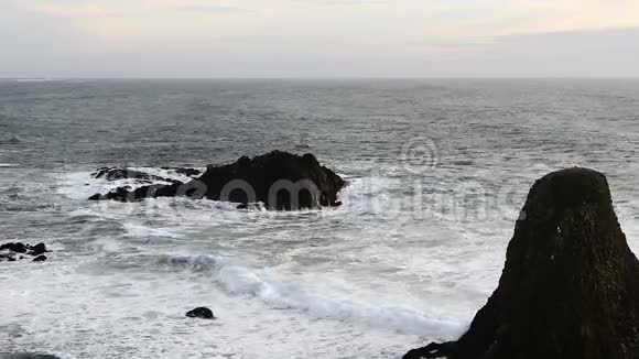 从悬崖峭壁海浪冲浪天空俯瞰海景视频的预览图
