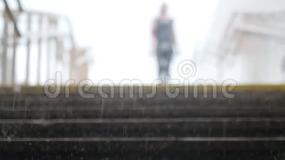 模糊的夫妇在大雨中缓慢地从地面跑到地铁运输1920x1080视频的预览图